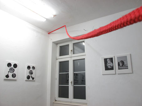 Installation Intervention with a red rope, Tatorte III + IV, Was geschah mit der Tänzerin?